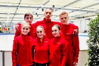 Les patineurs helvétiques lors d'une compétition en Allemagne. Oxana Vouillamoz (au centre) et son partenaire (au centre, second plan).